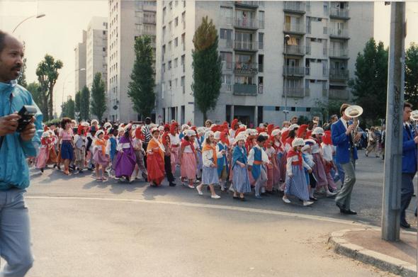 SAGACITE Plus qu'11h pour regarder le film GRD ENSEMBLE 52mn d'histoire urbaine a voir sur francetv en selectionnant la 3eme chaine puis fr3 ile de france sur vos box #Zup #Banlieue #HLM #Quartiers #Populaire #Cités #Résidençe #logement #urbanisme un reportage de Sylvain Desmille VILLENEUVE LA GARENNE DS LE RETRO 
