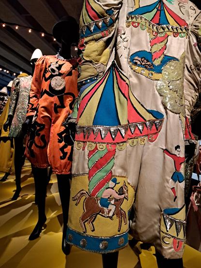 Costumes de Clowns exposés dans l'exposition "en pistes!" au Mucem à Marseille -