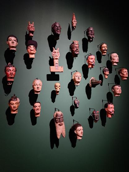Ensemble de têtes de marionnettes exposées dans l'exposition "en pistes!" au Mucem à Marseille -