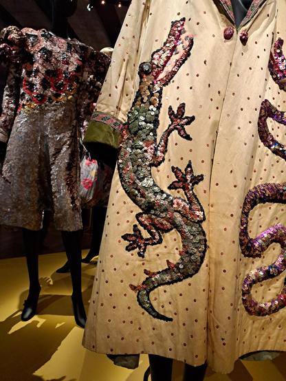 Costumes de Clowns exposés dans l'exposition "en pistes!" au Mucem à Marseille -