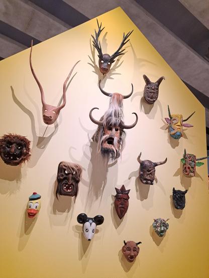 Ensemble de masques présentés dans l'expo "Populaire ?" au Mucem à Marseille -