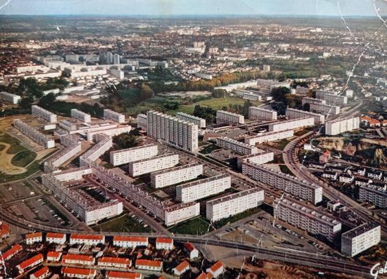 44 NANTES Quartier cité moderne HLM Les Dervallières 1966 SAGACITE Plus qu'11h pour regarder le film GRD ENSEMBLE 52mn d'histoire urbaine a voir sur francetv en selectionnant la 3eme chaine puis fr3 ile de france sur vos box #Zup #Banlieue #HLM #Quartiers #Populaire #Cités #Résidençe #logement #urbanisme un reportage de Sylvain Desmille
