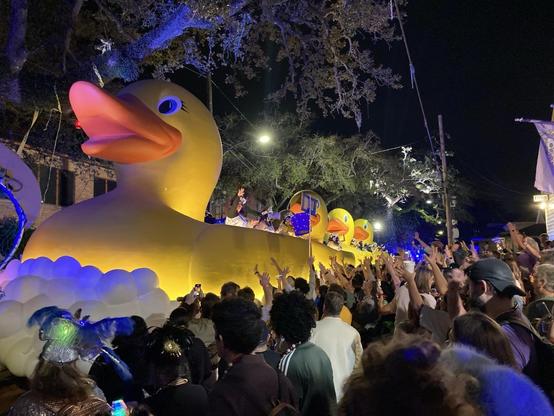 Straßenparade mit einem gigantischen Quietscheenten-Float