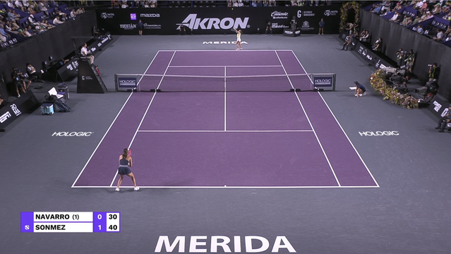Emma Navarro vs. Zeynep Sönmez (serving). The score is 1-0 Sönmez at 40-30 in the 1st set. Sönmez is serving in the far court from the ad side. 