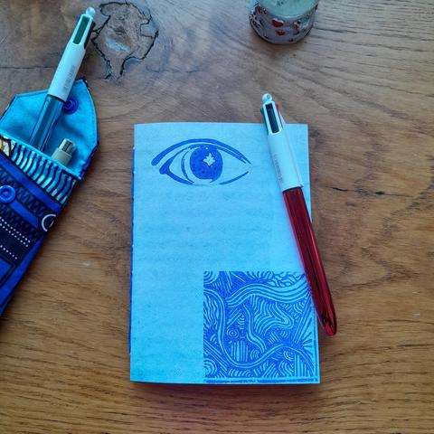 Carnet A6 en papier de récupération, couverture linogravée et reliure au point de chaînette