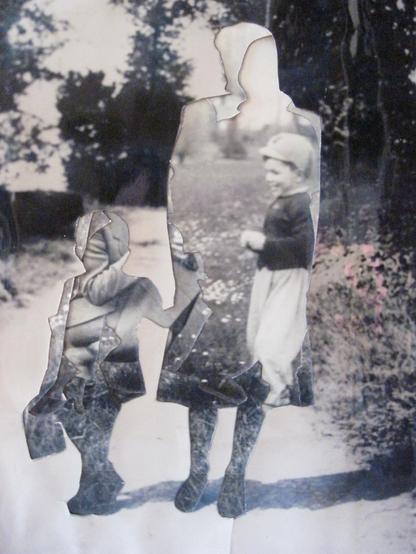 Un montage, une découpe dans des clichés anciens en noir et blanc. Devant un chemin, les silhouettes d'une mère et son enfant. À l'intérieur du contour des silhouettes, une autre scène de ce même duo mais dans un autre espace.
