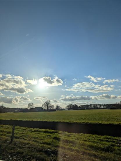 Foto met wolken en zon
