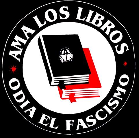 un círculo en un fondo negro donde hay un par de libros, uno rojo bajo uno negro que tiene un símbolo de anarquía y se puede leer: AMA LOS LIBROS, ODIA EL FASCISMO