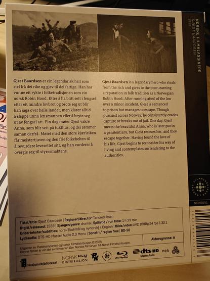 Baksida av bluray-omslaget. "Gjest Baardsen er ein legendarisk helt som stel frå dei rike..."
"Utgjeven av..."
"... ein del av..."