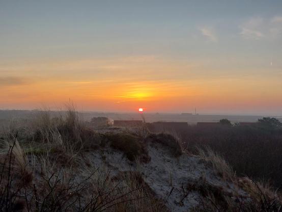 Sonnenaufgang über den Dünen von Spiekeroog.