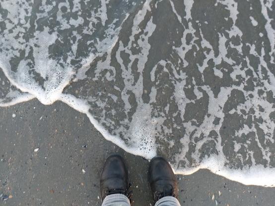 Schuhe am Meeressaum