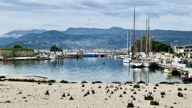 Strand. Yachten. Hafen. Brücke. Pier