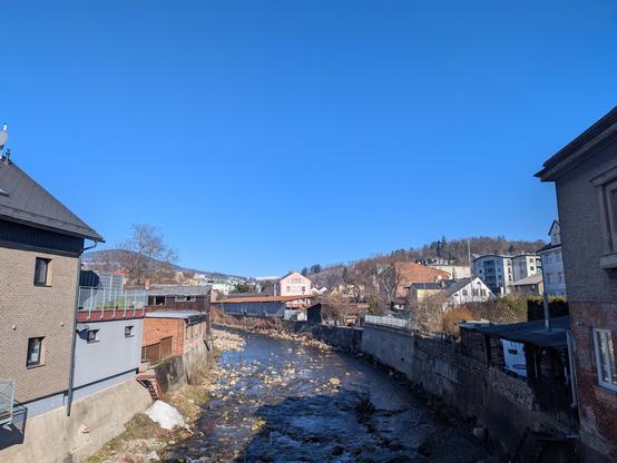 l'Elbe traverse la petite ville de Vrchlabí. Elle n'a que la taille d'une petite rivière, car elle prend sa source pas loin dans les monts des géants. On les devine enneigés à l'horizon. Grand ciel bleu, patchwork de petites maisons anciennes et récentes.