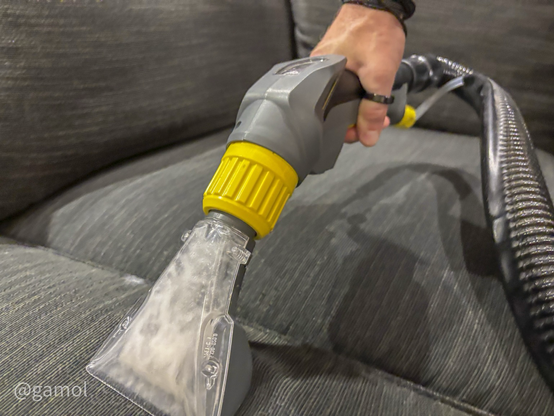 L’injecteur-extracteur, ou shampouineur, est un appareil qu’on l’on retrouve souvent dans les centres de detailing. C’est à la fois un aspirateur air et eau, mais aussi un injecteur qui va vous permettre d’appliquer le produit nettoyant directement dans vos textiles. Le principe de fonctionnement est très simple : vous injectez l’eau et vous aspirez en un seul geste pour enlever les salissures. L’injecteur-extracteur peut soit être acheté (il peut aussi servir dans les maisons), soit être loué dans les magasins spécialisés.