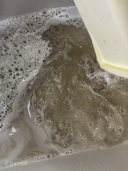 L’injecteur-extracteur, ou shampouineur, est un appareil qu’on l’on retrouve souvent dans les centres de detailing. C’est à la fois un aspirateur air et eau, mais aussi un injecteur qui va vous permettre d’appliquer le produit nettoyant directement dans vos textiles. Le principe de fonctionnement est très simple : vous injectez l’eau et vous aspirez en un seul geste pour enlever les salissures. L’injecteur-extracteur peut soit être acheté (il peut aussi servir dans les maisons), soit être loué dans les magasins spécialisés.