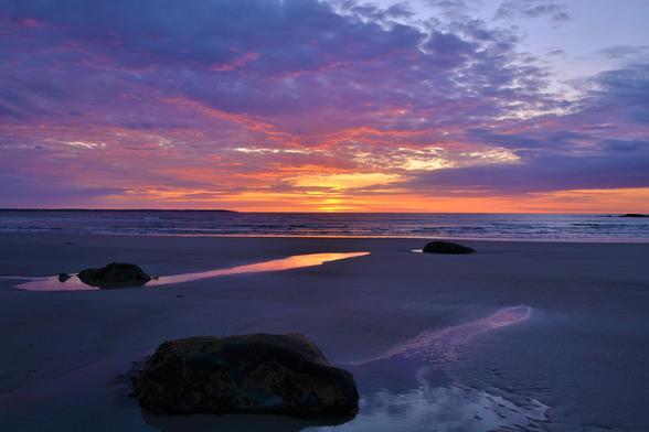 April Sunrise

April sunrise at Wells Beach, Maine on a cloudy morning.