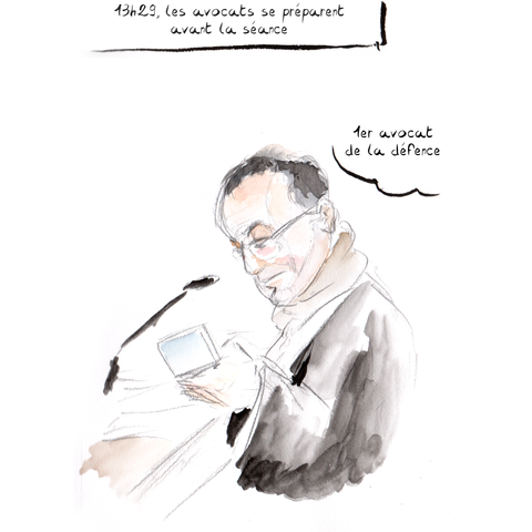Dessin de séance par Myster Ty, aquarelle. Avant la séance. Le 1er avocat de la défense, sur son téléphone. Début de calvicie et air bonhomme avec de bonnes pomettes rouges.