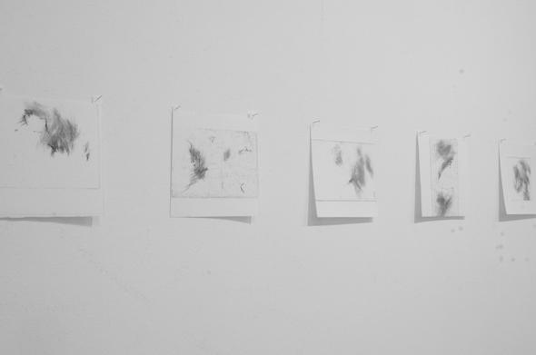 "Sans mot dire", un passant, série de 10 pointes sèche sur pvc, 9 x 11,5/11,5 cm et 1 x 11,5/13,5 cm.
A l'expo du Collectif  Archipel, au Comptoir du Livre, à Liège.