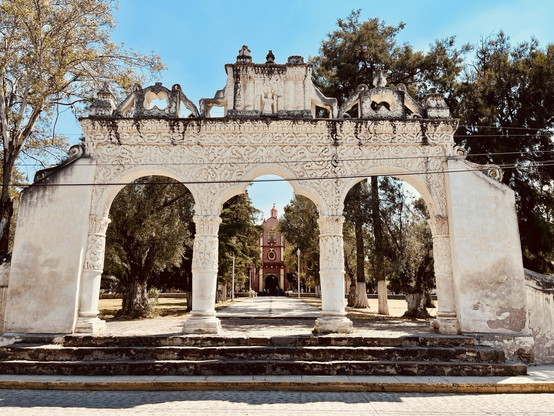 Arcos del jardín de la parroquia de Papalotla 