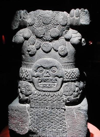 the statue seen from behind, a large skull dress on her 
