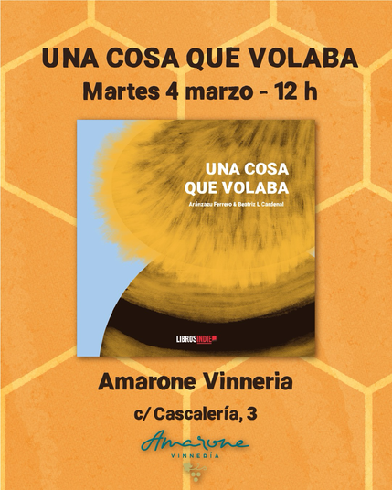 Cartel con un estampado de panal de abeja en naranja y amarillo sobre la que aparece la portada de “Una cosa que volaba”. Arriba y debajo de ella, se lee el texto: “Una cosa que volaba. Martes 4 marzo - 12 h. Amarone Vinneria (c/ Cascalería, 3)”. En la parte inferior central de la imagen, se ve el logo del local.