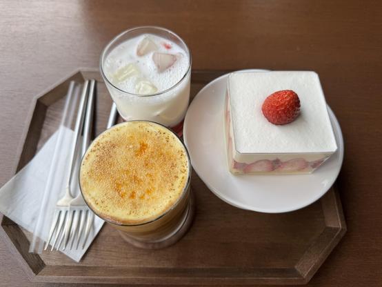 El café crème brûlée, la leche con fresa, y el pastel de la fresa.