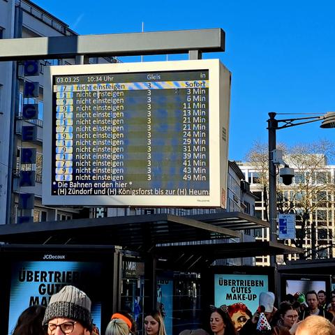 Anzeigetafel. 14mal "nicht einsteigen" (bis 49 Min.) Und darunter * Die Bahnen enden hier *