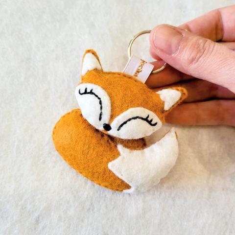 Un porte-clé renard roux tout mignon en feutrine de laine fabriqué par l'atelier jocha.