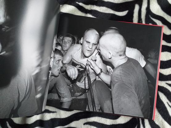 Book JUST A MINOR THREAT Glen E. Friedman 42€
Dispo ici: https://www.la-petroleuse.com/fr/livres-punk-rock/5283-livre-just-a-minor-threat-glen-friedman.html
Un recueil de photos de Glen E.Friedman de Minor Threat. La plupart des photos prisent en 1982-83 entre Washington DC, NY et la Californie et rassemblées dans ce beau livre cartonné (aux côtés des clichés iconiques que tout le monde connaît) sont inédites. Textes de Jello Biafra, Alec MacKaye, Guy Picciotto, Zack de la Rocha...

#livre #book #punk #glenefriedman #minorthreat #lapetroleuse #librairielapetroleuse 