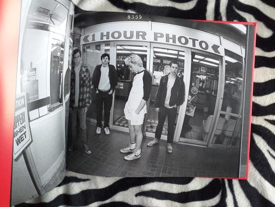 Book JUST A MINOR THREAT Glen E. Friedman 42€
Dispo ici: https://www.la-petroleuse.com/fr/livres-punk-rock/5283-livre-just-a-minor-threat-glen-friedman.html
Un recueil de photos de Glen E.Friedman de Minor Threat. La plupart des photos prisent en 1982-83 entre Washington DC, NY et la Californie et rassemblées dans ce beau livre cartonné (aux côtés des clichés iconiques que tout le monde connaît) sont inédites. Textes de Jello Biafra, Alec MacKaye, Guy Picciotto, Zack de la Rocha...

#livre #book #punk #glenefriedman #minorthreat #lapetroleuse #librairielapetroleuse 