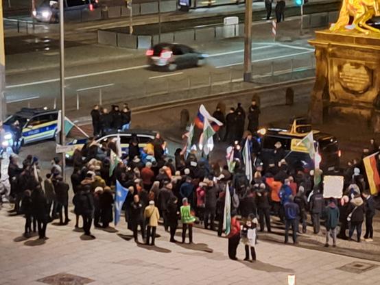 Ca. 50 Nazis vorm goldenen Reiter