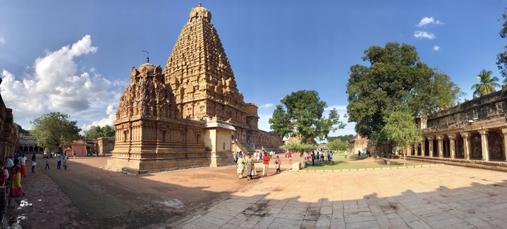 Ansicht vom 1003-1010 von Rajaraja I. errichteten Brihadisvara Temple in Thanjavur. Zu sehen sind die Kreuzgänge und in der Mitte des Fotos der Ganesh Schrein sowie der mehr als 60 Meter hohe Tempelturm (Vimana).