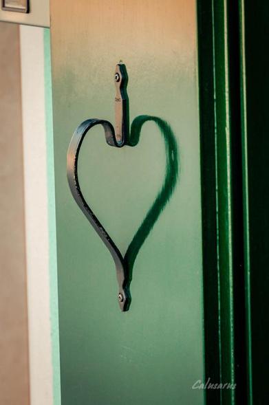 Le reflet d'une poignée de volet et la poignée forment l'image d'un coeur…