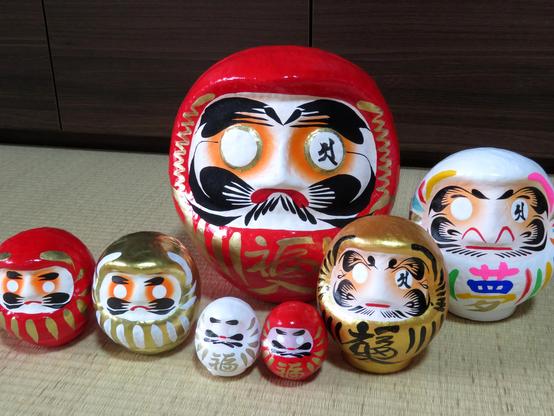 Takasaki Daruma = 2 from the right.
Others are Tokyo Daruma of Uchino families