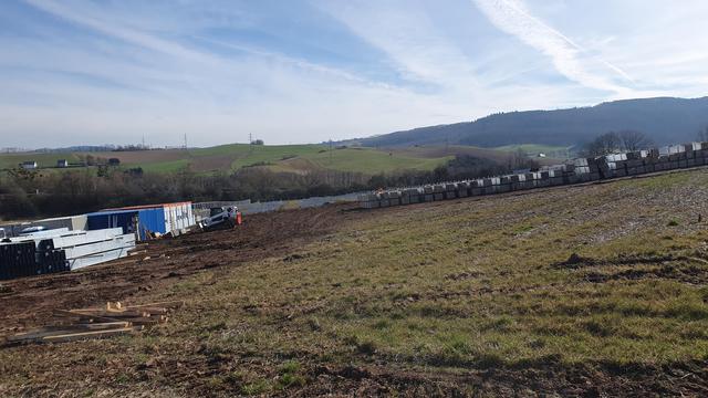 Bau eines Solarkraftwerks auf einer Wiese.