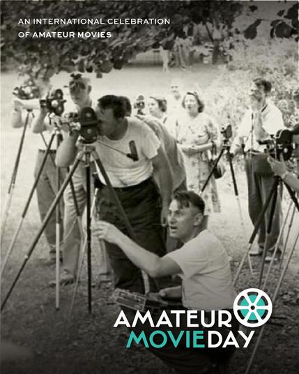verschiedene Filmemacher:innen blicken durch die Sucher ihrer analogen 16mm- und Super8-Kameras auf Stativen. Alle Kameras zeigen in dieselbe Richtung.