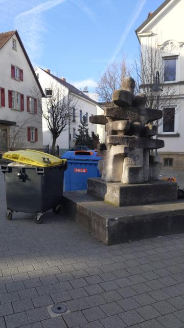 Statue commérative avec poubelle