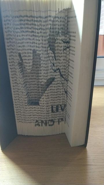 Se muestra el proceso de trabajo del libro tallado  .
