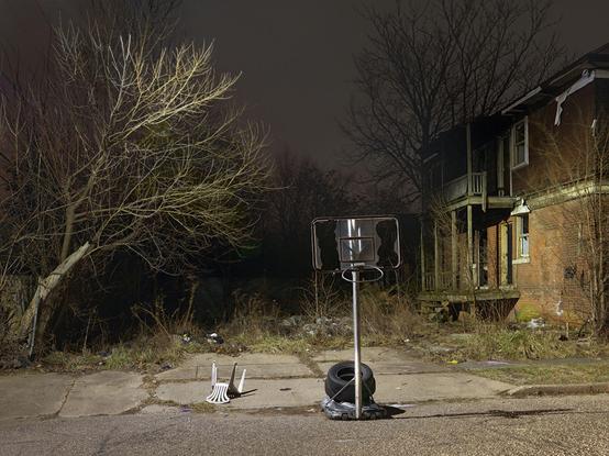 Dave Jordano was born in Detroit, Michigan in 1948. He received a BFA in photography from the College for Creative Studies in 1974. In 1977 he established a successful commercial photography studio in Chicago, IL, shooting major print campaigns for national advertising agencies.