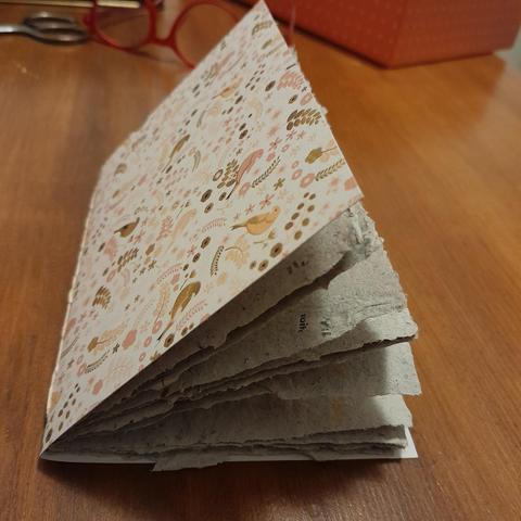Carnet A6 en papier artisanal, couverture cartonnée (à paillettes 😁) et reliure au point de chaînette.