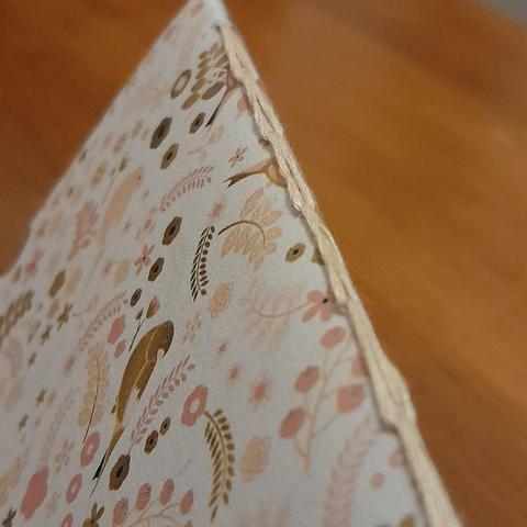 Carnet A6 en papier artisanal, couverture cartonnée (à paillettes 😁) et reliure au point de chaînette.