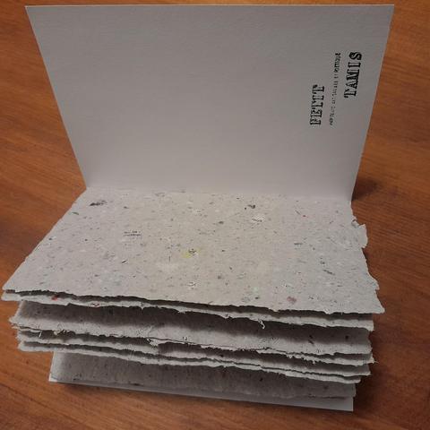 Carnet A6 en papier artisanal, couverture cartonnée (à paillettes 😁) et reliure au point de chaînette.