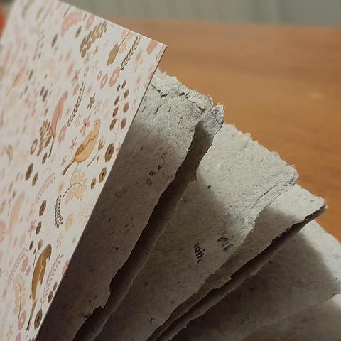 Carnet A6 en papier artisanal, couverture cartonnée (à paillettes 😁) et reliure au point de chaînette.