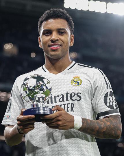 Rodrygo segurando troféu de MVP da Champions