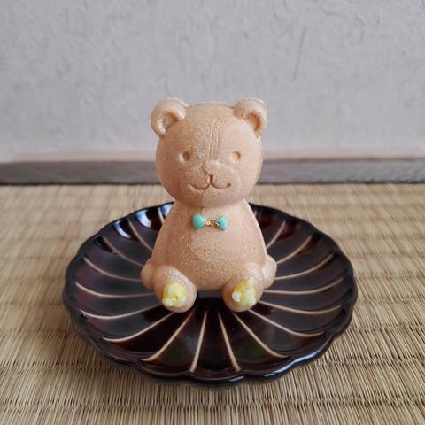 A monaka bear celebrating the Year of the Dragon (a green bowtie and feet with claws clutching a wish fulfilling jewel).