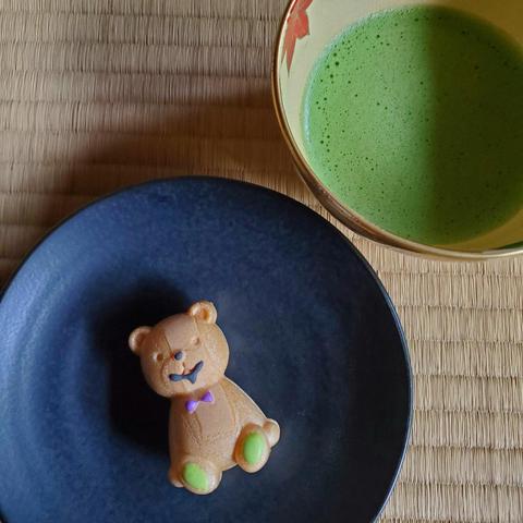 A Halloween monaka bear.