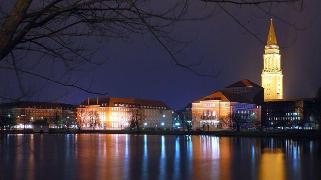 Wahrzeichen Kiels: der markante Kieler Rathausturm; links davor das Opernhaus Kiel. Blick vom Lorentzendamm Richtung Süden über den Kleinen Kiel, 2008.

Aus Wikipedia.
Arne List • CC BY-SA 3.0