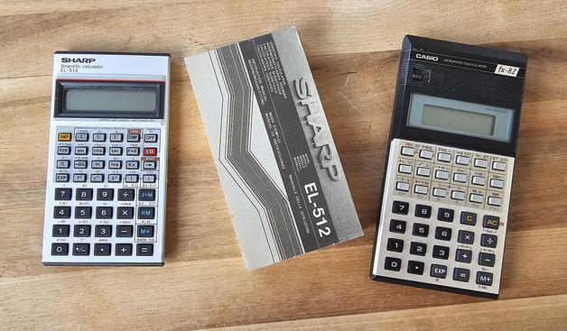 Ein Sharp EL 512 mit Bedienungsanleitung und ein Casio FX 82 Taschenrechner. 