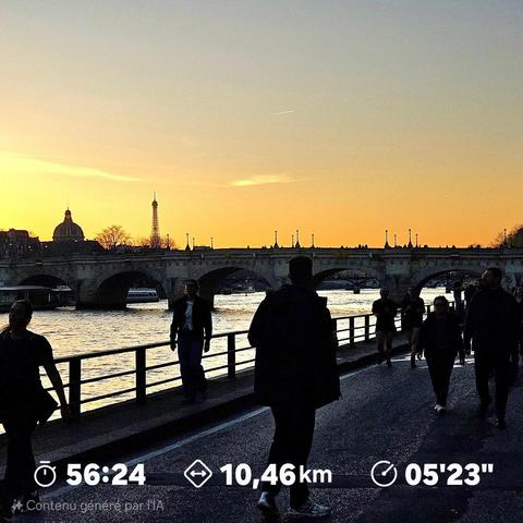 Bords de seine à Paris au couché du soleil