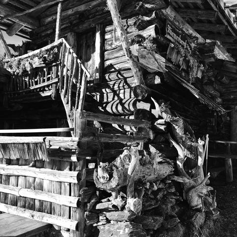 La malga in legno con una scala ed una porta